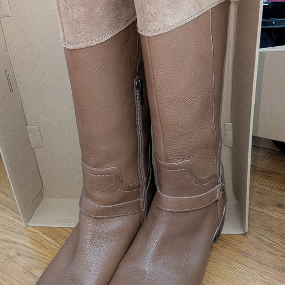 UGG Tan Leather Women's Boots - Picture 6 of 9